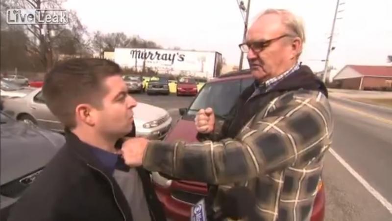 VIDEO: Un jurnalist de investigatii de la CBS, lovit cu pumnul in fata!