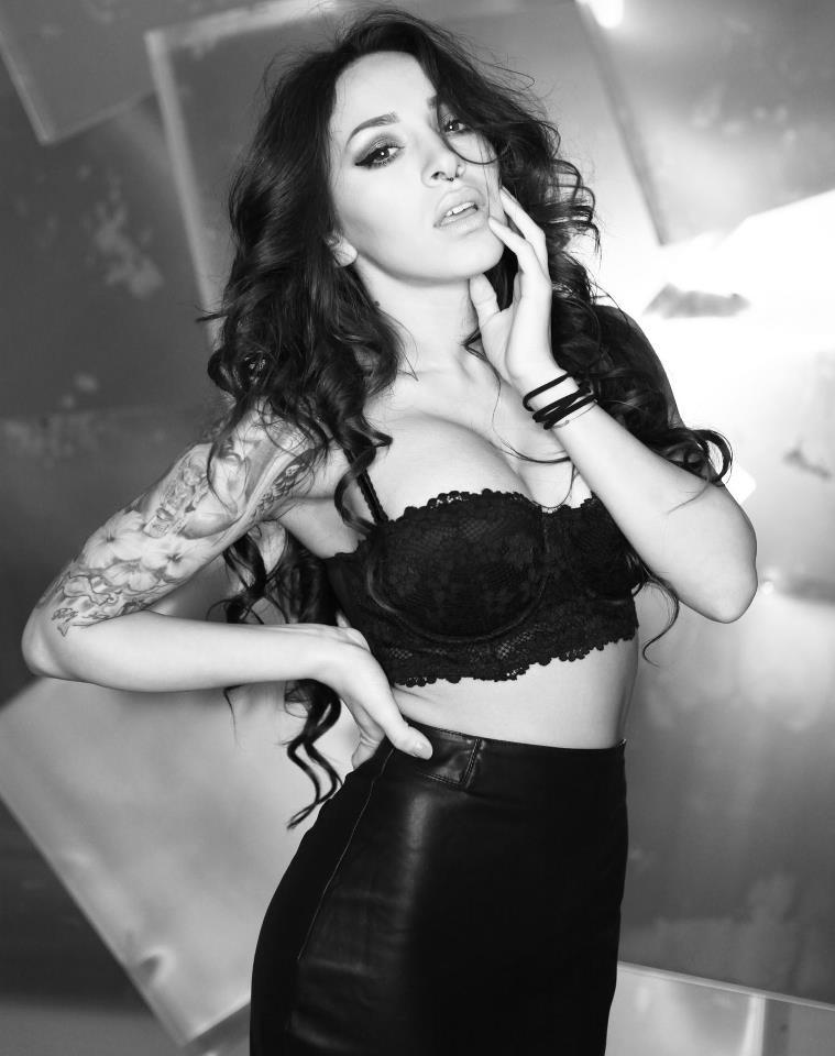 A lansat recent un nou single si spune despre EA ca este "BUUUNAAAA"! O recunosti?