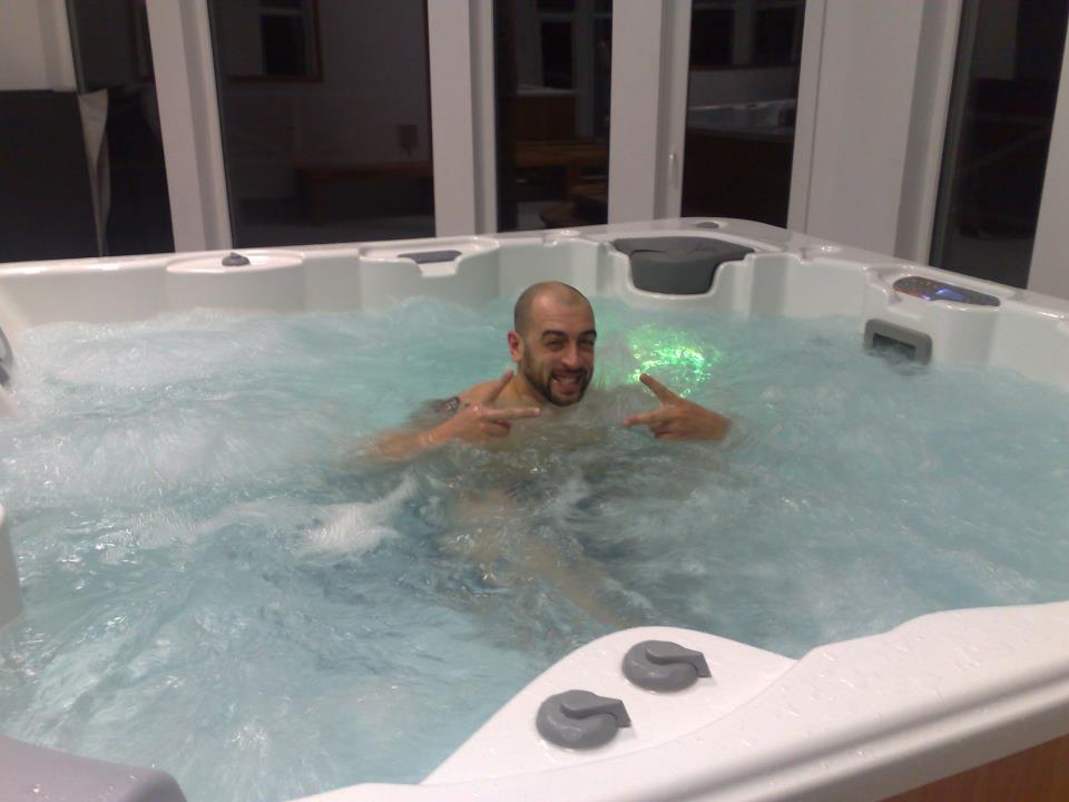 CRBL: "Ma faci sa-mi ies din minti. E apa din jacuzzi? Arata-mi trupul tau frumos, da tot jos!"