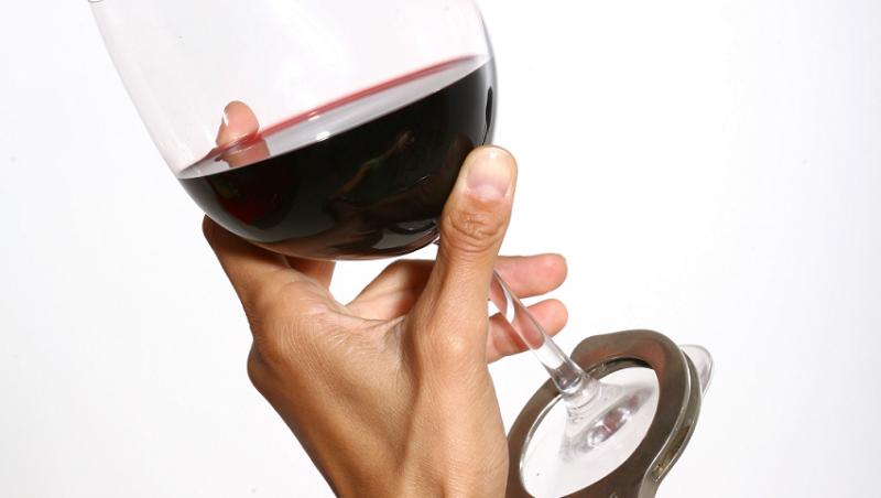 TRATAMENT NATURAL: Vinul rosu si strugurii negri combat pierderea auzului