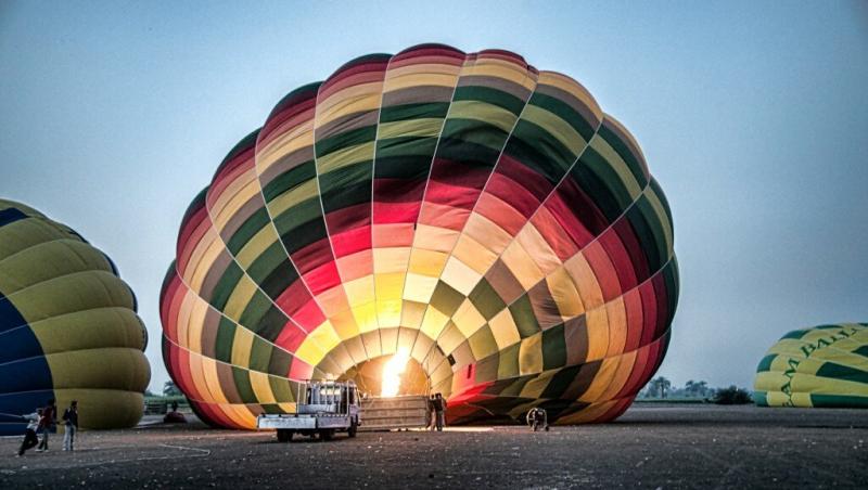 Un balon cu aer cald in care se aflau mai multi turisti s-a prabusit in Egipt. Cel putin 19 persoane au murit