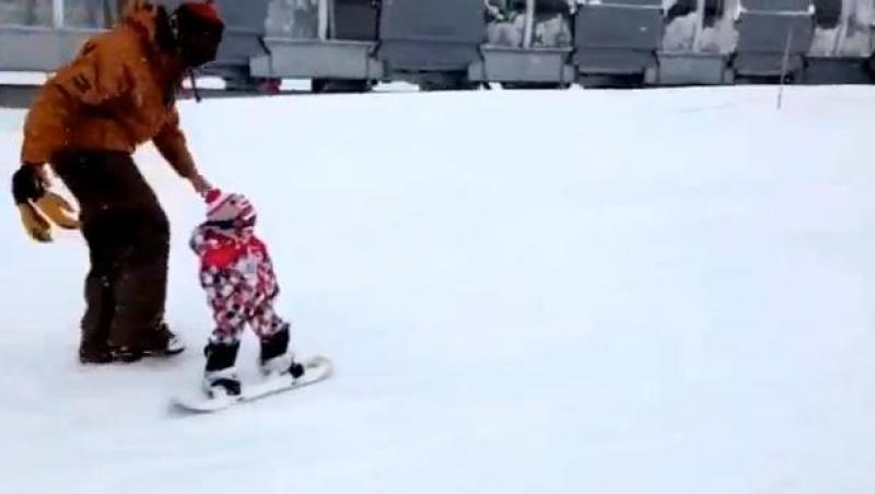 Abia merge in picioare, insa face snowboarding! O fetita de doi ani din SUA a devenit vedeta pe internet