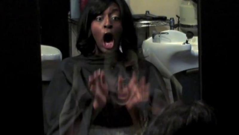 Farsa de GROAZA! Cum au reactionat cateva femei cand in fata le-a aparut o fantoma