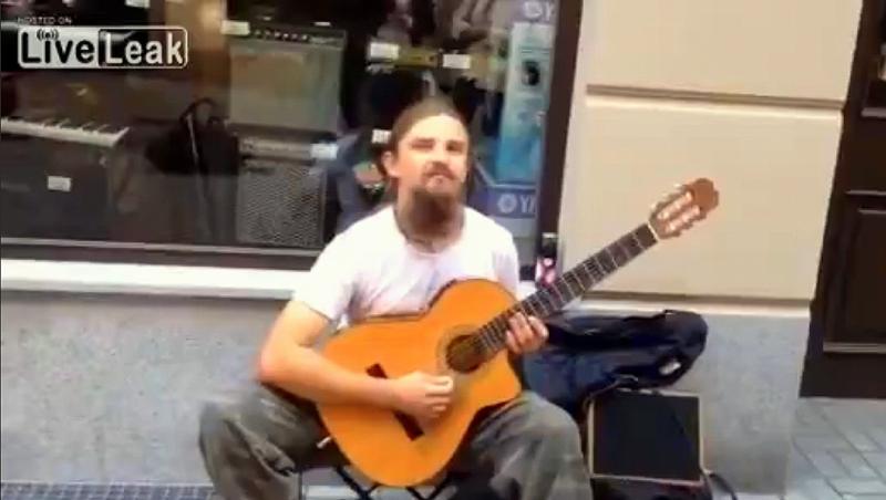 ULUITOR: Ce poate face un artist din Polonia cu o chitara