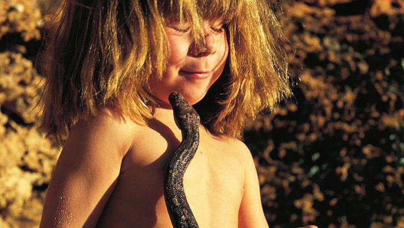 Mowgli exista! La doar sase ani, o fetita imblanzeste leoparzi si saruta serpi