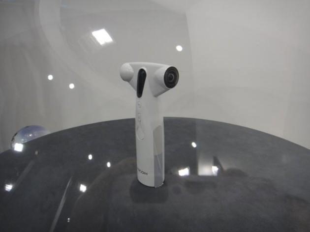 Ricoh iti ia ochii cu o camera omnidrectionala