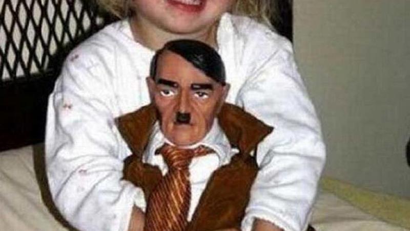 FOTO Parinti iresponsabili: isi duc copiii in cluburi de striptease, ii tin in lesa si le cumpara papusi Hitler