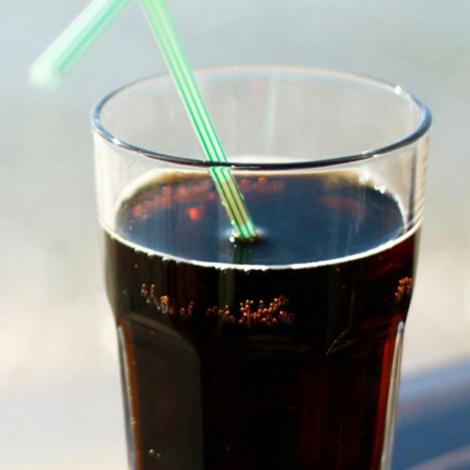 Un tanar din Australia obisnuia sa bea opt litri de cola pe zi! Dependenta sa l-a lasat fara dantura