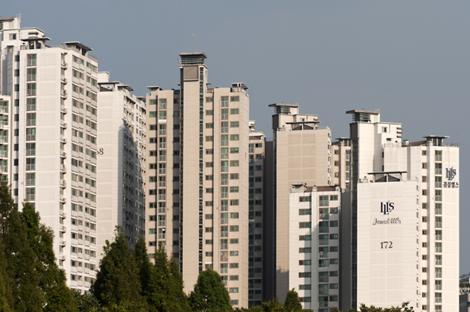 Apartamentele vechi din Oradea s-au ieftinit cu doar 20 la suta din 2008, in Bucuresti scaderea este tripla. Vezi AICI cu cat au coborat preturile de la inceputul crizei