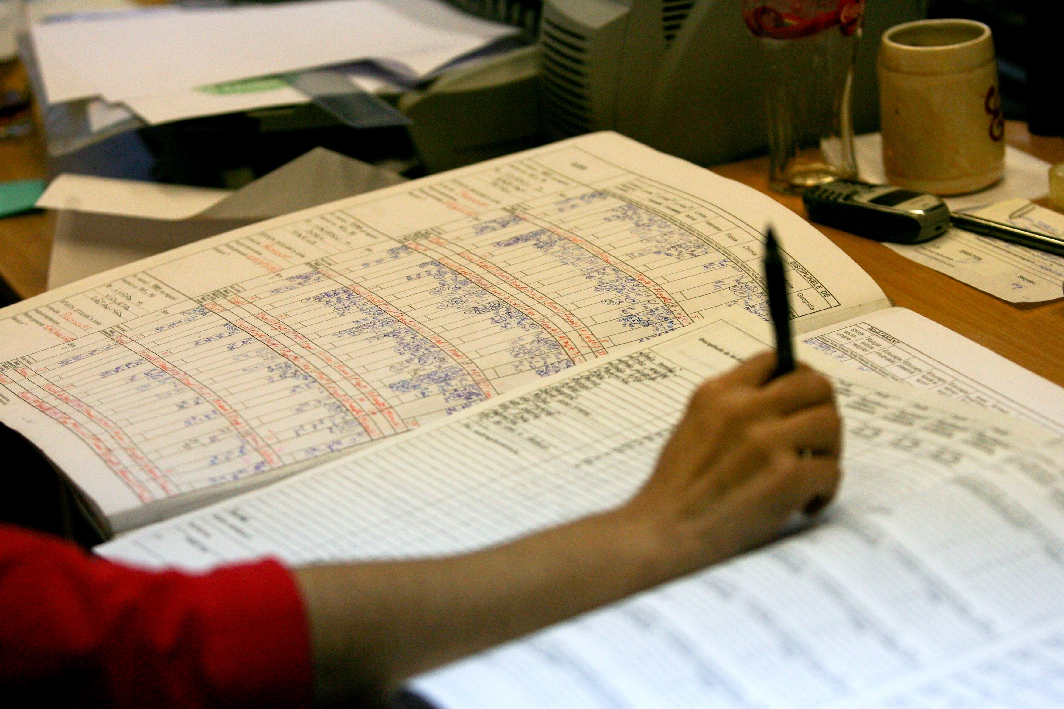 Profesorii care au executat silit Universitatea Valahia isi vor primi restantele salariale din 2012 pana pe 14 februarie