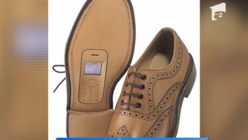 Cel mai tare suport pentru telefonul mobil: talpa unui pantof!