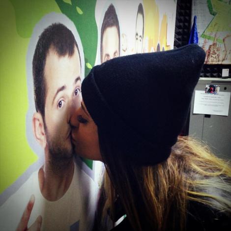 Mihai Morar a "patit-o"! A fost sarutat de o invitata in studioul Radio ZU. Despre cine crezi ca e vorba?