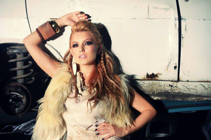 FOTO! Din categoria vedete pe Facebook: Uite cat de SEXY este Elena Gheorghe in lenjerie intima