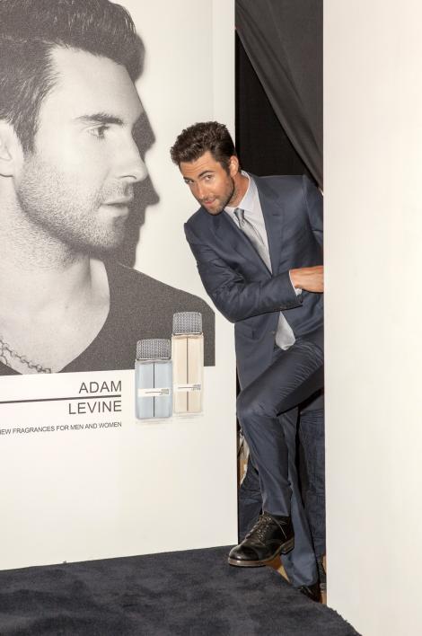 Adam Levine, solistul trupei Maroon 5, si-a lansat un parfum