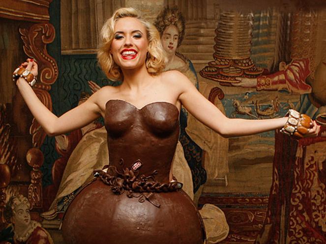 Prezentare de moda dulce si comestibila: S-au imbracat in bomboane si prajituri!