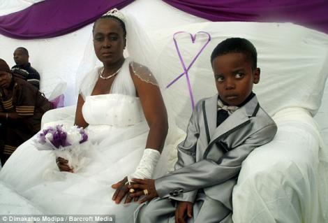 SOCANT! Casatorie intre un baiat de opt ani si o femeie de 61, in Africa