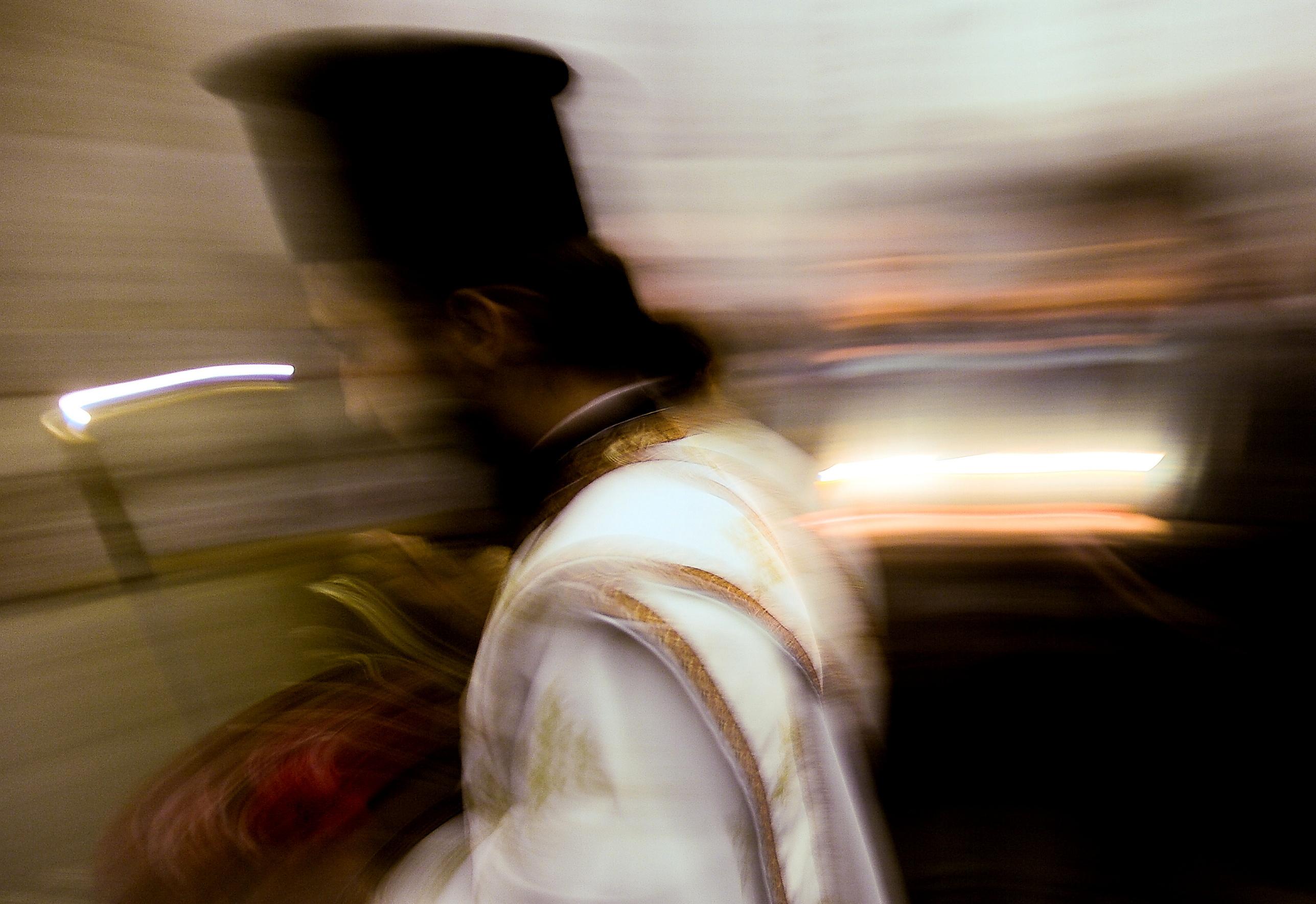 EXCLUSIV: Frica pazeste sutana! Preotii nu se leapada de masura BOR nici daca-i pici cu ceara