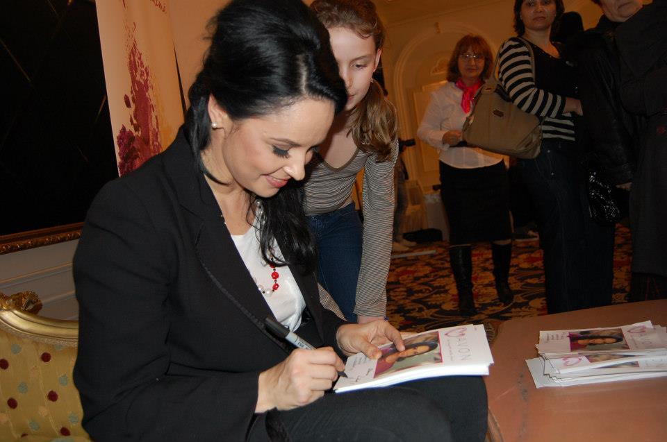 Andreea Marin este o persoana extrem de indragita: aproape 1000 de oameni s-au inghesuit sa o vada pe "zana"