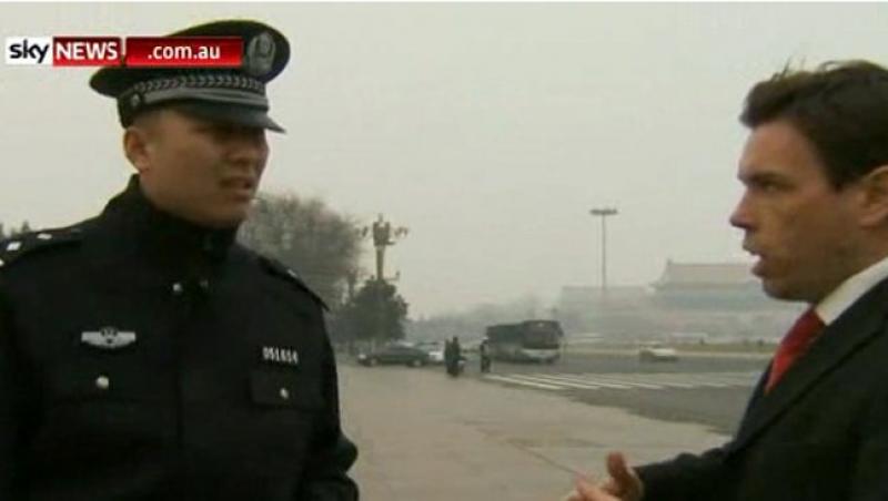VIDEO: Jurnalist SkyNews, arestat in timp ce transmitea live din Piata Tiananmen!