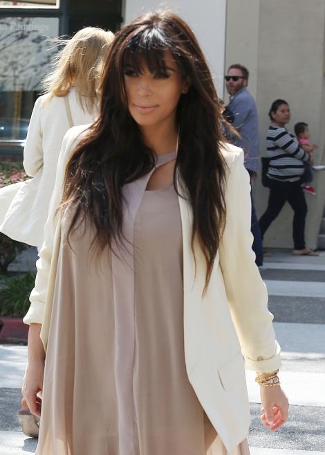 Kim Kardashian, o mamica foarte sexy! Iti place cum arata?