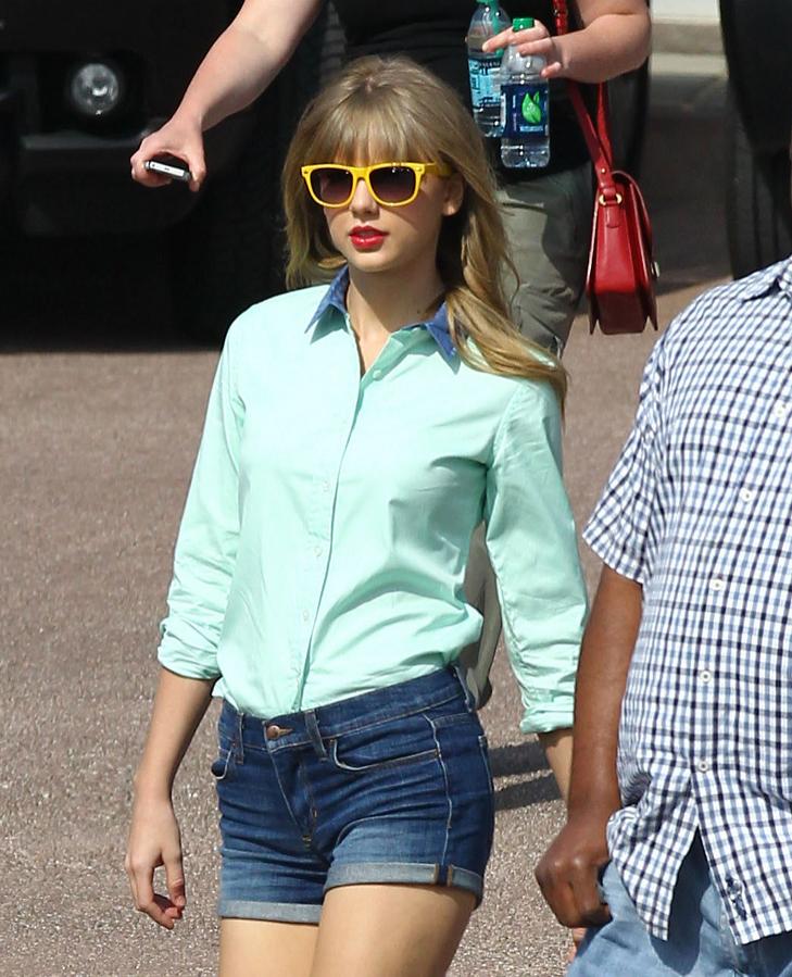 Taylor Swift, mai frumoasa ca oricand! Uite ce bine arata in pantaloni scurti si camasa!
