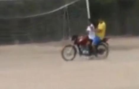 VIDEO! "Kawasaki" Popa e minciuna! Un portar din Egipt revine intre buturi pe motocicleta