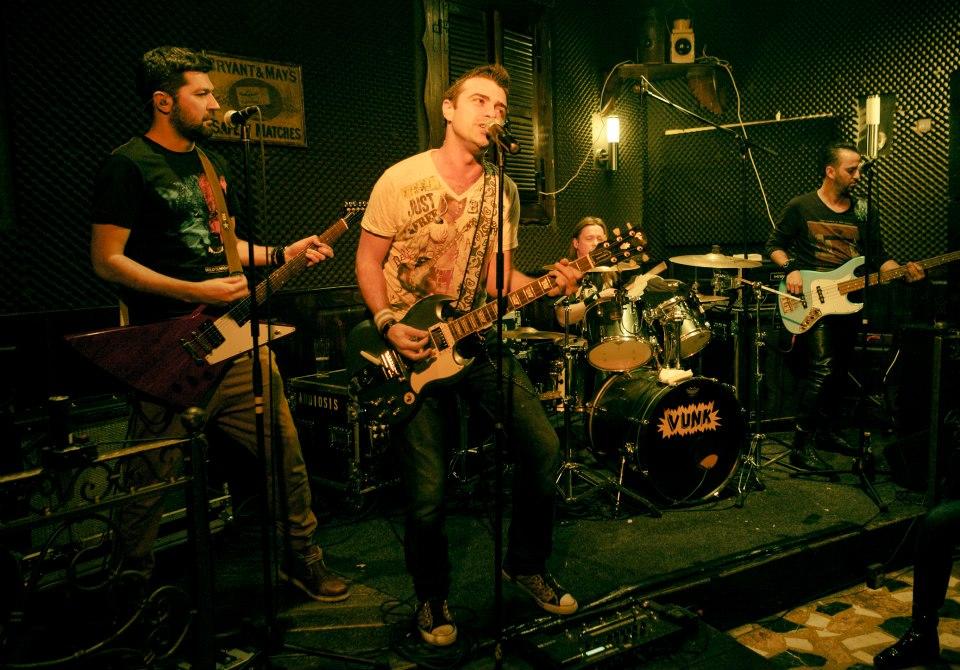 Vunk, la un pas sa piarda definitiv albumul &ldquo;Nu scapa nimeni fara emotii&rdquo;, premiat cu doua trofee la RRA!