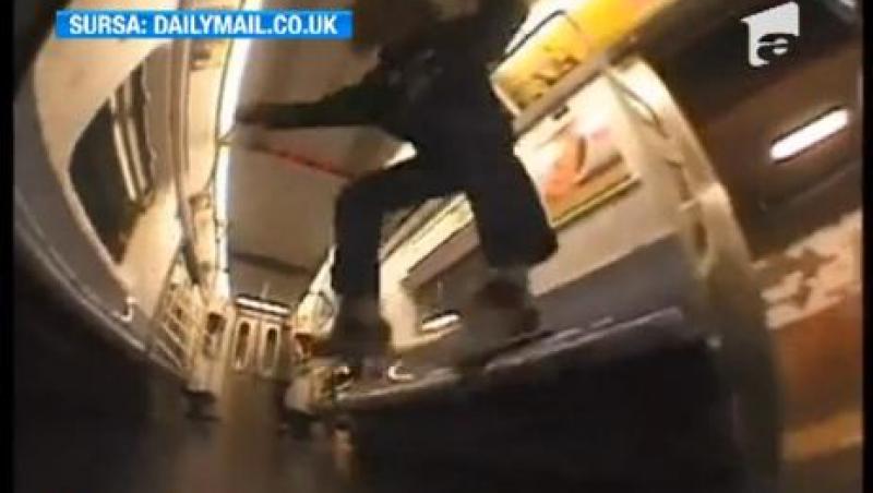 Spectaculos! Ce fac cativa tineri cu skateboardul in metrou