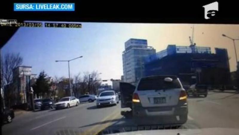 VIDEO! O soferita a cazut din masina in timp ce incerca sa dea cu spatele