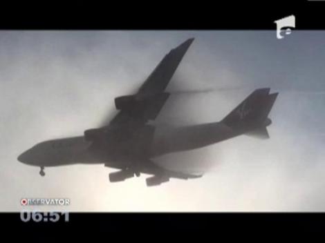 Imagini impresionante cu o uriasa aeronava Boeing 747 care aterizeaza prin ceata 