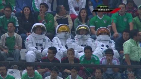 Poza Zilei: Baumgartner, tu esti? Patru astronauti au urmarit meciul Mexic-SUA