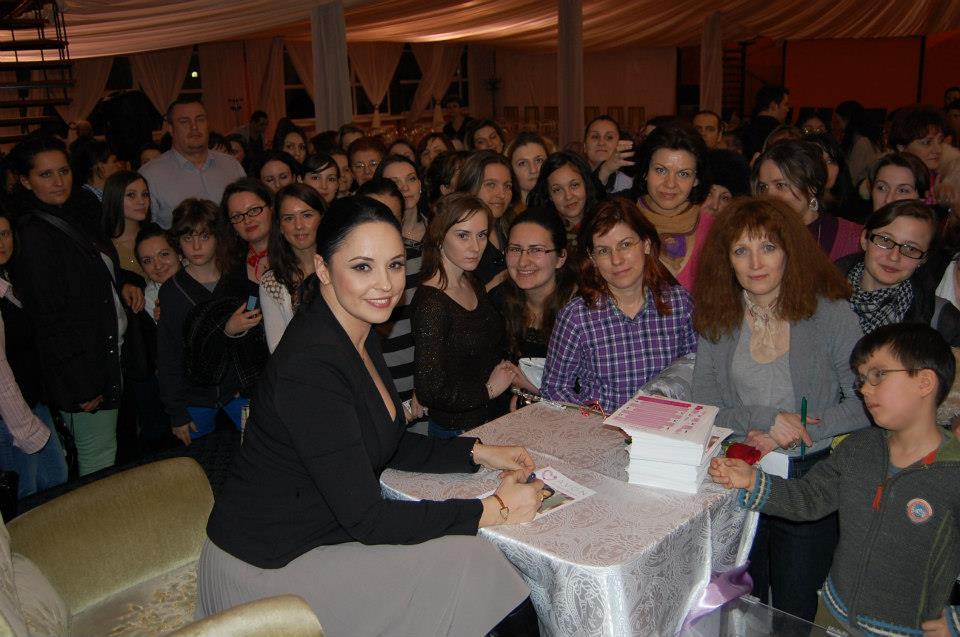 Mii de femei din Romania transmit "energie pozitiva si bucurie de a trai" dupa intalnirile cu Andreea Marin