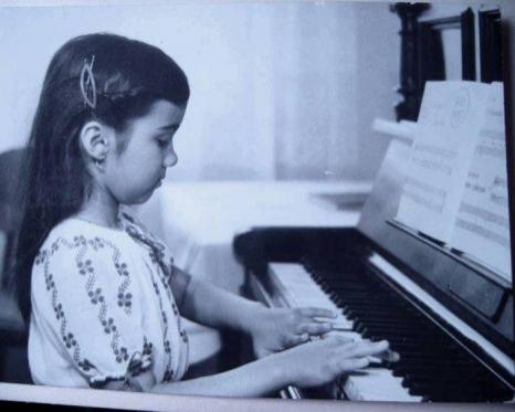 Fotografii cu Adriana Bahmuteanu, un copil frumos. Iata cum arata pe vremea cand era la gradinita!