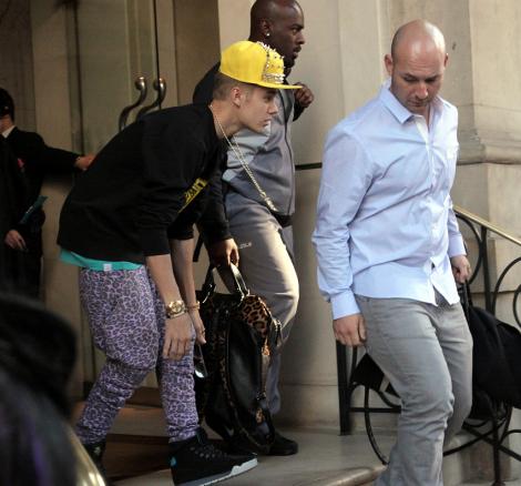FOTO: Cat sa mai poata si Justin Bieber? E din ce in ce mai obosit!