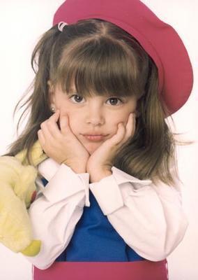 FOTO! Cu siguranta va amintiti de fetita minune din "Ingerasul". Acum are 18 ani si canta la chitara!