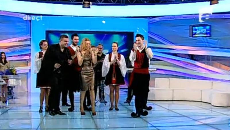 Simona Gherghe ia lectii de dansuri traditionale grecesti, in direct!
