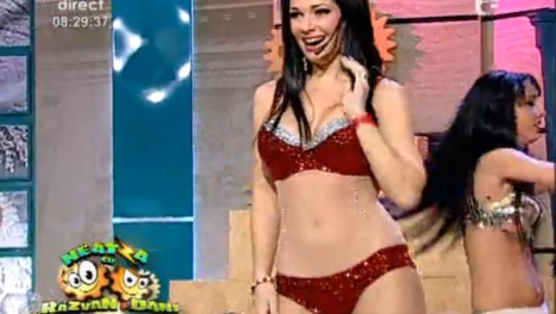 Deea Maxer a facut striptease la Neatza! (VIDEO)
