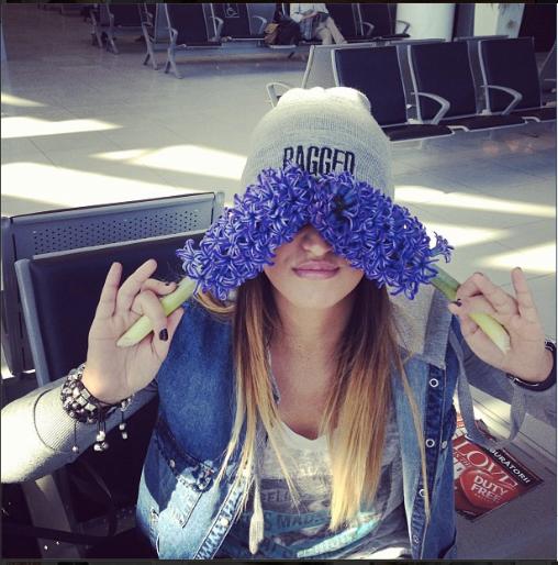 Cantareata in viata de zi cu zi, florareasa de Ziua Femeii: ne recomanda zambilele violet! O recunosti?