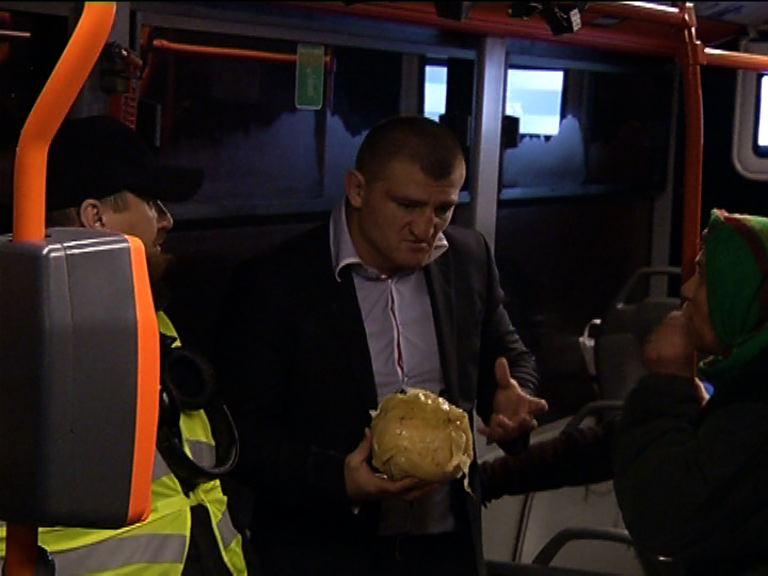 Plasa de stele | Catalin Morosanu, din avion privat la control in autobuz! S-a trezit langa un sicriu in autobuzul aeroportului!