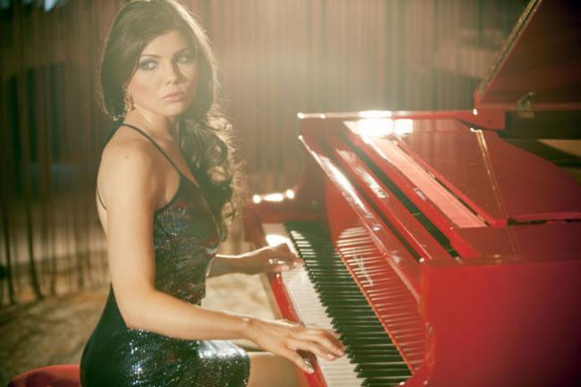 FOTO! Paula Seling, desfiintata de criticii de moda: "S-a dus la Paris imbracata ca la bunici, la tara"