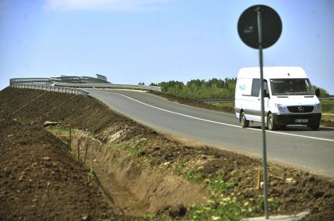 Drumul European 76: 500 de soferi au plantat flori in craterele din asfalt