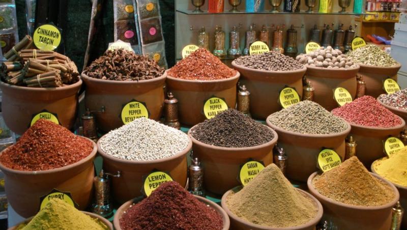 La cumparaturi in bazarul din Antalya