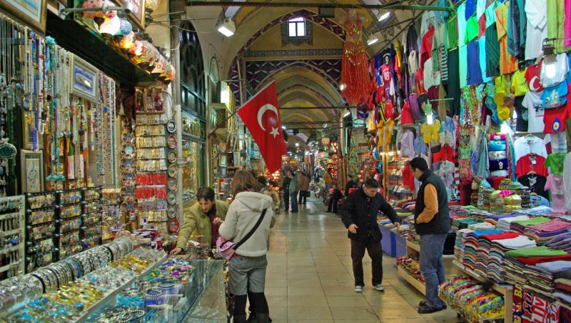 La cumparaturi in bazarul din Antalya