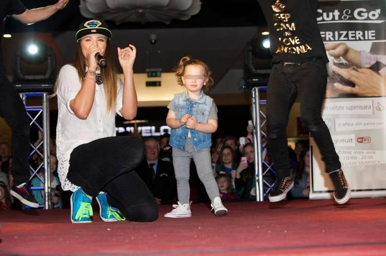 Surpriza pentru fanii Antoniei! Artista a aparut pe scena insotita de fiica ei, Maya