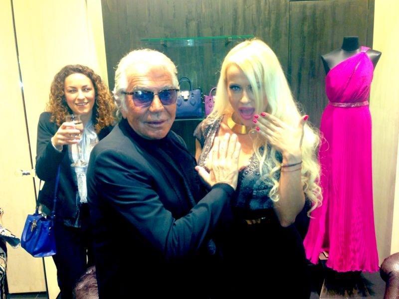 Anda Adam a dat lovitura! Roberto Cavalli, cu mana pe decolteul artistei la deschiderea primului magazin din Romania