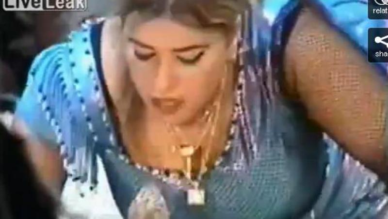 VIDEO SOCANT: O femeie inghite o cobra vie!