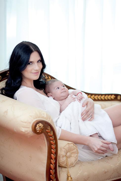 Ellie White in rol de mama. Iata primele imagini cu baietelul ei, Mihai!