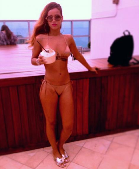 Rihanna loveste din nou! A pozat in bikini, pe marginea piscinei