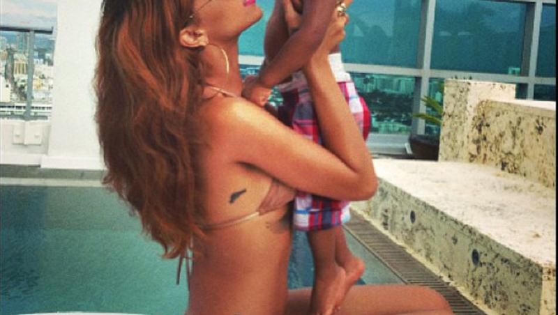 Rihanna loveste din nou! A pozat in bikini, pe marginea piscinei