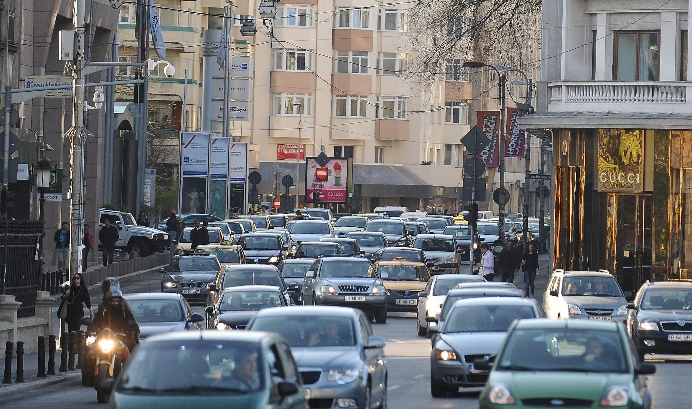 OBSERVATOR SPECIAL: Pietonii fac slalom printre masini